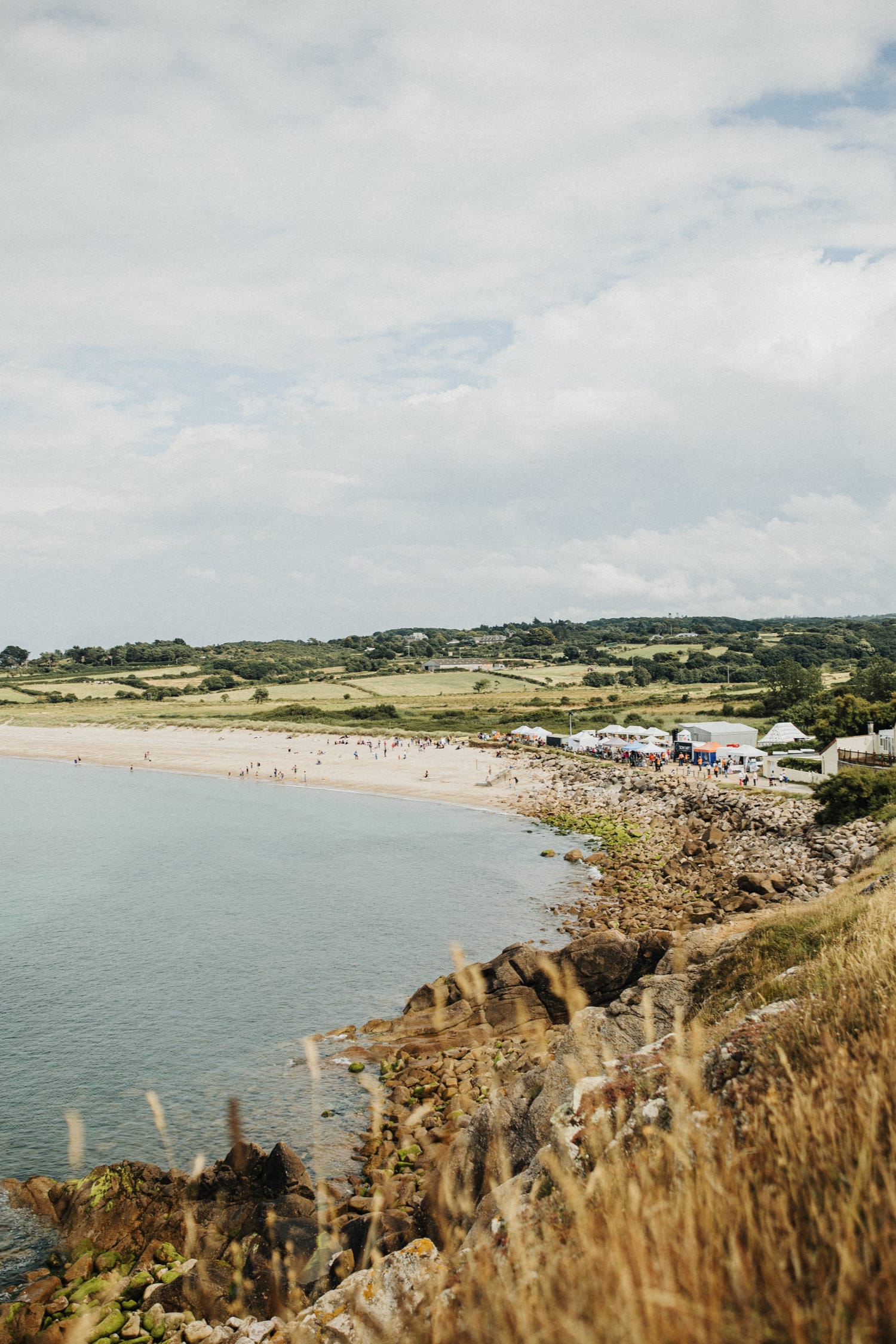 Image de l'édition 2024 de Fermanville en Scène plage de la Mondrée