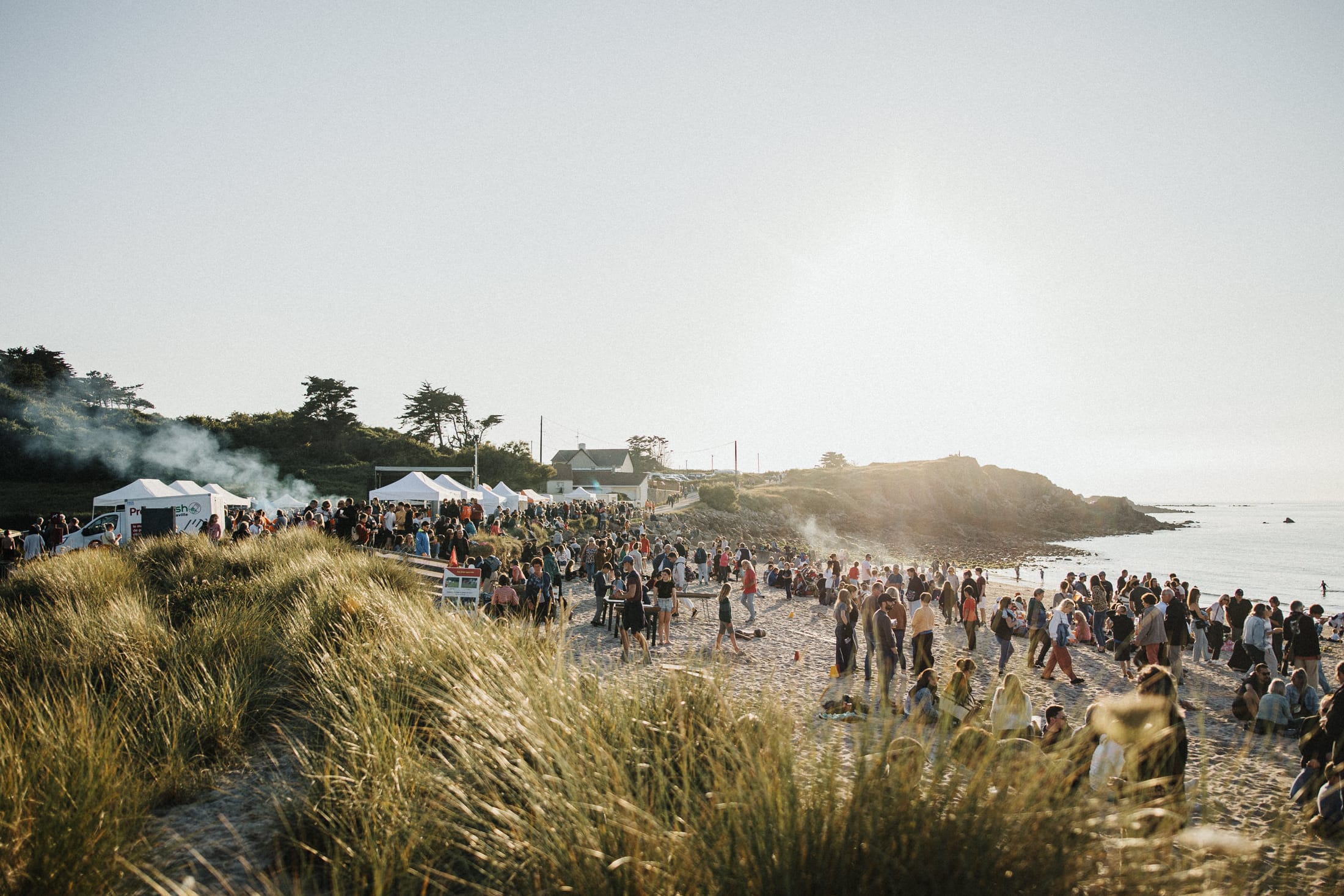 Image de l'édition 2024 de Fermanville en Scène festivaliers sur la plage