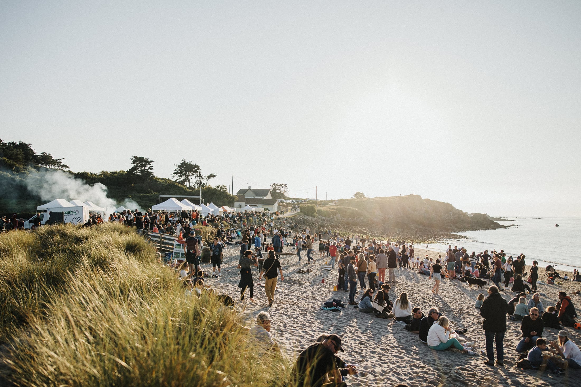 Image de l'édition 2024 de Fermanville en Scène festivaliers sur la plage