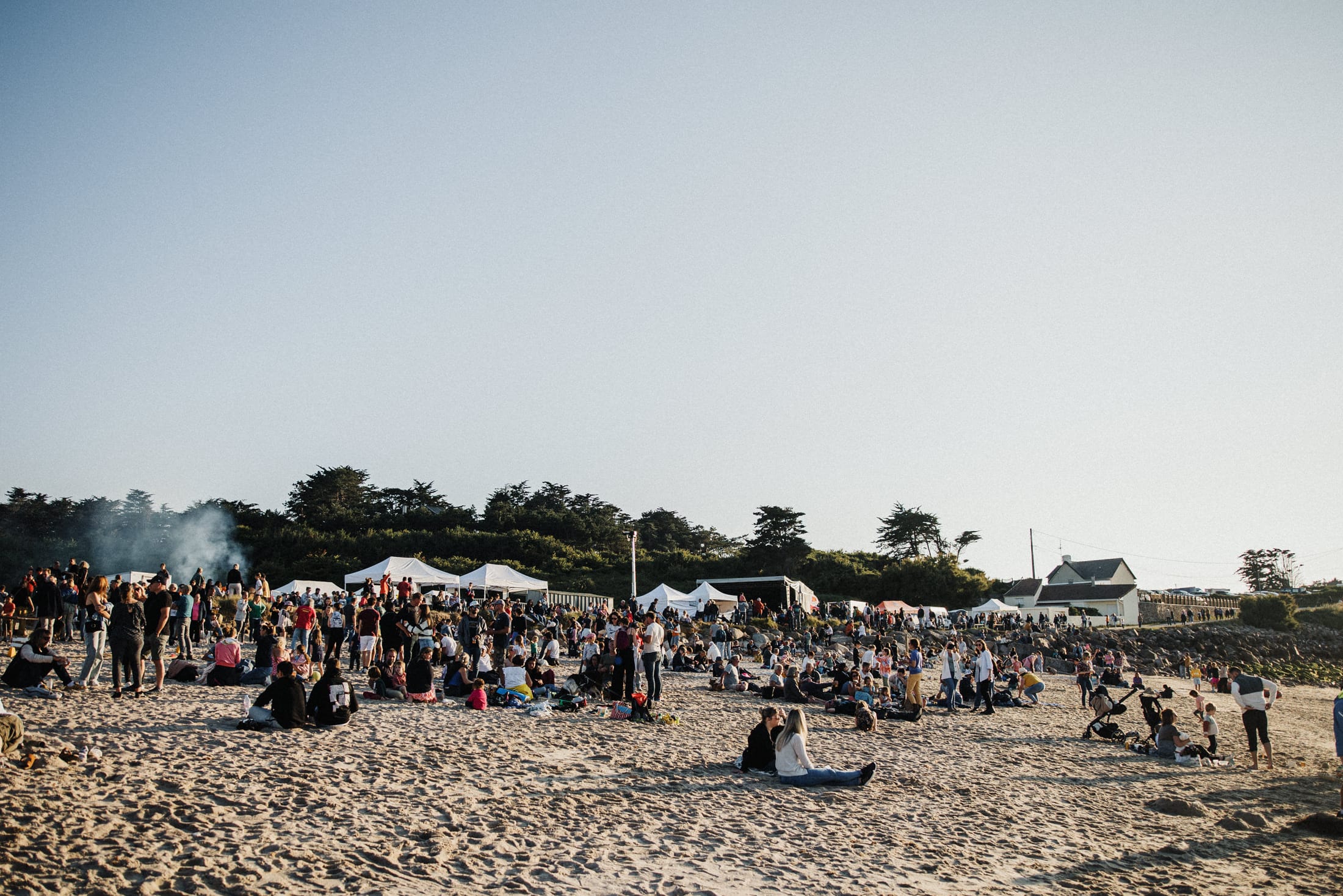 Image de l'édition 2024 de Fermanville en Scène festivaliers sur la plage