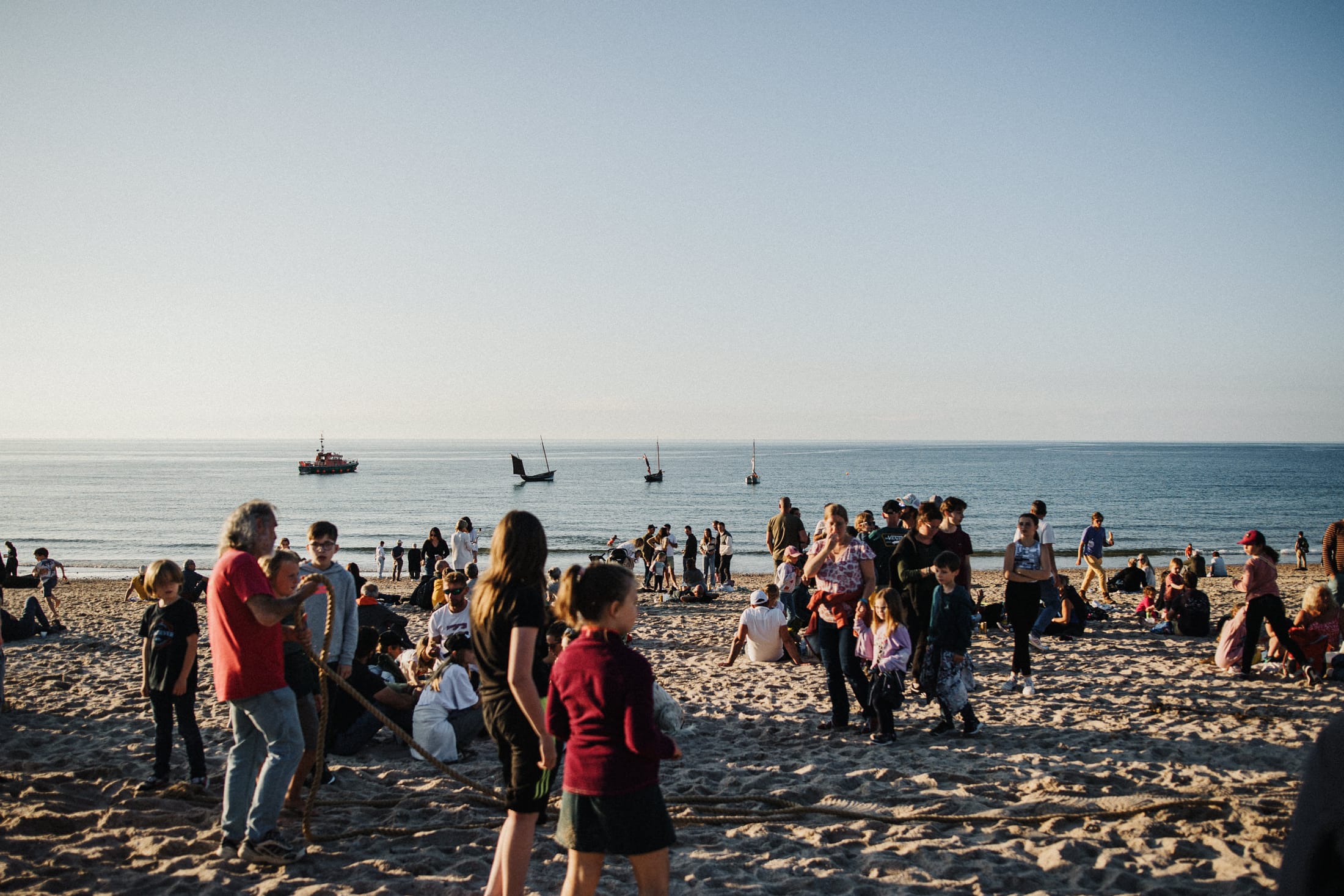 Image de l'édition 2024 de Fermanville en Scène festivaliers sur la plage