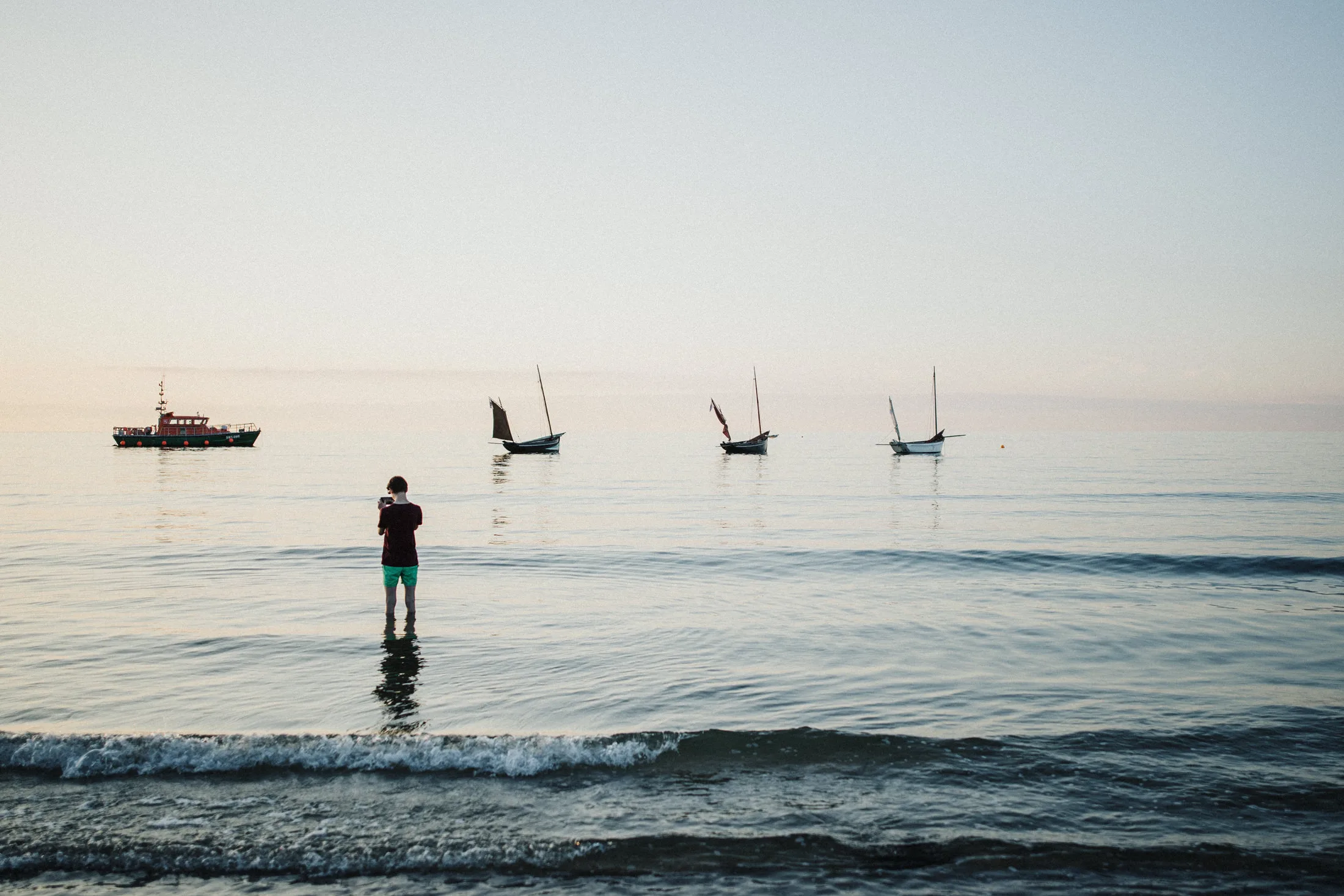 Image de l'édition 2024 de Fermanville en Scène plage de la montrée et vieux gréements