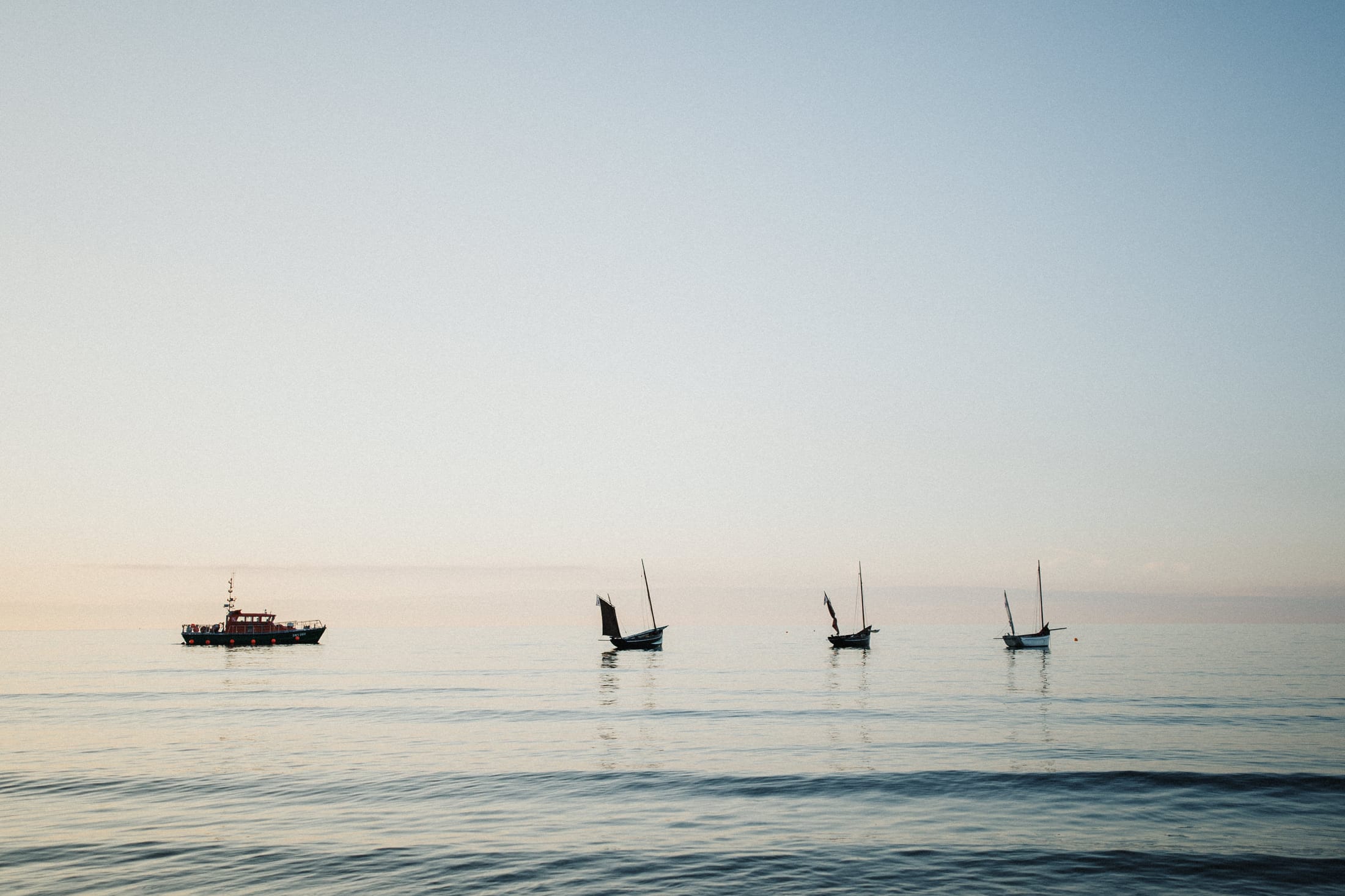 Image de l'édition 2024 de Fermanville en Scène plage de la montrée et vieux gréements